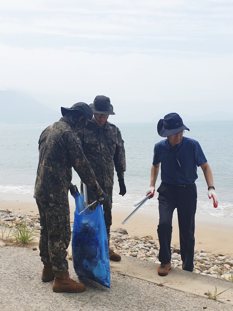 ▲ 여수 정철대대가 해수욕장 환경정화활동 중이다.