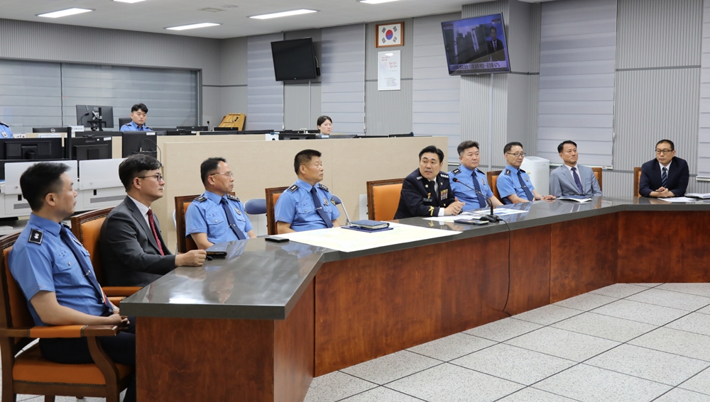 ▲상황 보고로 업무를 시작하는 고민관 서장