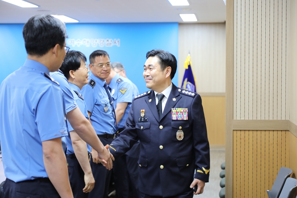 ▲ 직원들과 인사하는 고민관 서장