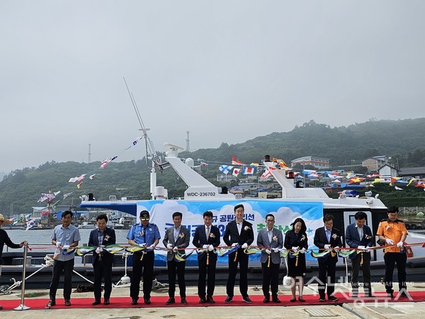 ▲참석자들이 ‘국립공원 304호’ 취항식 테이프를 끊고 있다. ⓒ다도해해상국립공원