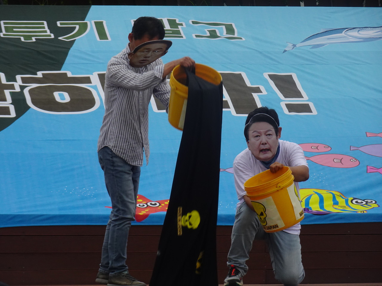 ▲ 퍼포먼스 현장. 윤석열 대통령과 기시다 총리가 방사성오염수를 방류하고 있다.