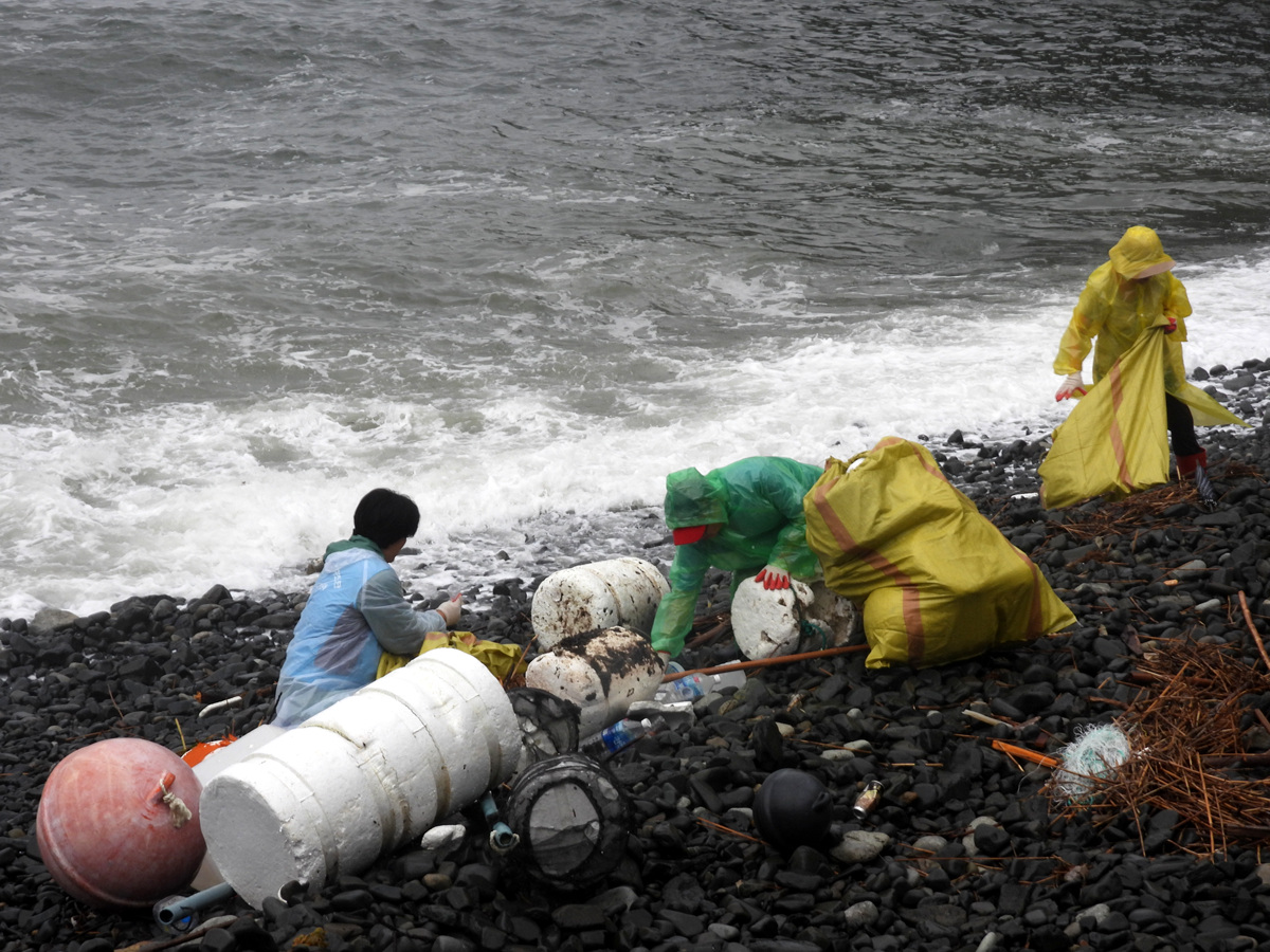 ▲ 돌산 해안가 청결활동 모습