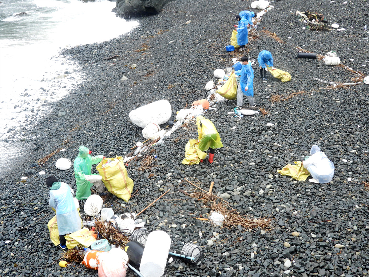 ▲  돌산 해안가 청결활동 모습