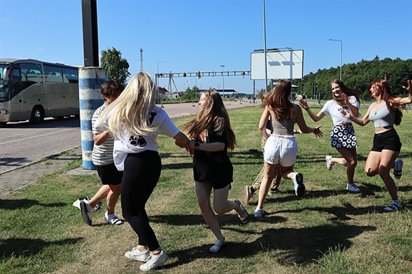 ▲ 에스토니아를 구경하고 라트비아 국경을 넘는 순간 휴게소 인근에서 전통 놀이를 하는 라트비아 학생들을 만났다.ⓒ 오문수