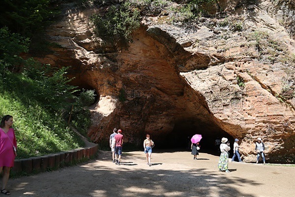 ▲   '시굴다'에 있는 '구타마니스 동굴'은 '사랑의 동굴'로 알려져 연인들이 벽면에 사랑을 맹세한 글귀들이 적혀있다.ⓒ 오문수