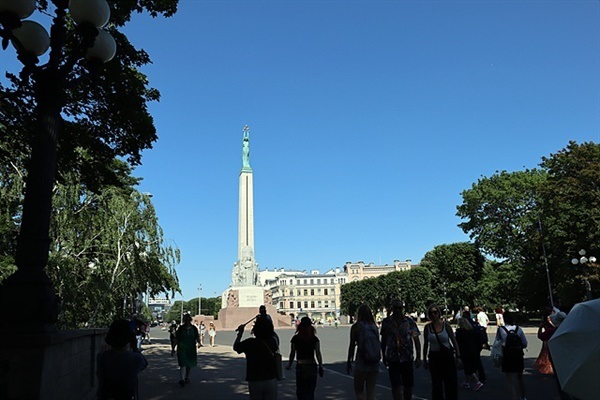 ▲라트비아 광장 중앙에 서있는 '자유의 여신상'으로 1935년 국민성금으로 세워졌다. 높이 42m의 여신상은 라트비아의 영원한 독립과 자유를 염원한다. ⓒ 오문수