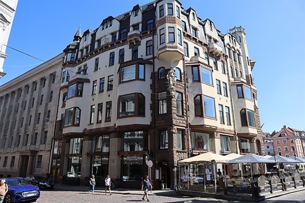 ▲ 라트비아 수도 리가에는 아르누보 건축양식의 건물이 많다. 19세기에 유행한 아르누보 건축 양식은 덩굴식물과 꽃무늬를 모티브로 한 반복적 패턴으로 건물과 외벽을 화려하게 치장한다.ⓒ 오문수