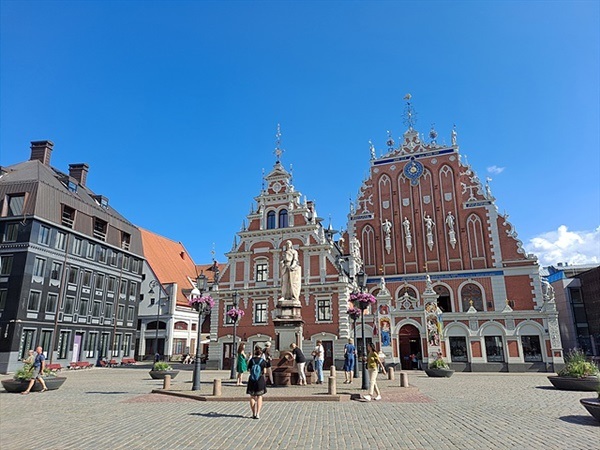 ▲ 옛 시청사 앞에 있는 '검은 머리 전당' 모습ⓒ 오문수