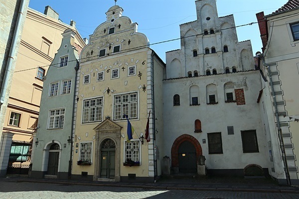 ▲ 관광객들에게 인기있는 삼형제의 집으로 맨왼쪽 건물은 15세기에, 중앙은 17세기에, 맨 오른쪽은 18세기에 지어진 건물이다.ⓒ 오문수