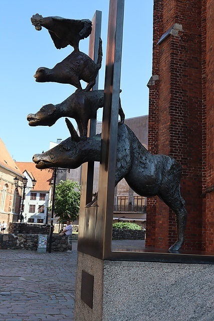 ▲  성 베드로 성당 뒤편에 있는 '브레멘 음악대' 모습으로 당나귀, 개, 고양이, 수탉이 서로 의지해 자유로운 땅 브레멘을 찾아 떠나는 동상이다. 그림형제의 '브레멘의 악사'에 등장하는 동물들의 재미있는 모습이다ⓒ 오문수