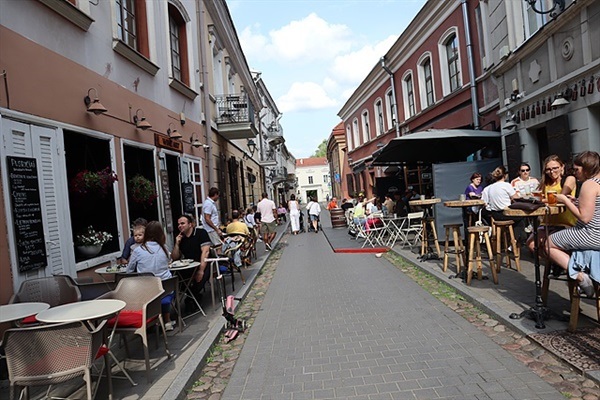 ▲ 리투아니아 수도 빌뉴스 길거리에서 음식을 먹으며 담소하는 시민들 모습 ⓒ오문수