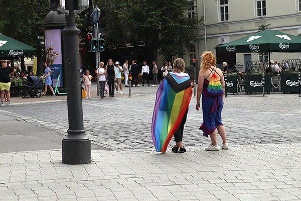 ▲ 유럽 각국에는 성소수자를 지지하는 깃발이 걸려있다. 성소수자를 지지하는 깃발을 두른 여인이 횡단보도 앞에서 기다리고 있다.ⓒ 오문수