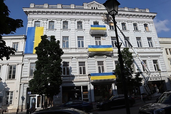 ▲ 리투아니아 수도 빌뉴스 건물에 걸려있는 우크라이나 국기 모습. 우크라이나를 응원하는 깃발이다.ⓒ 오문수