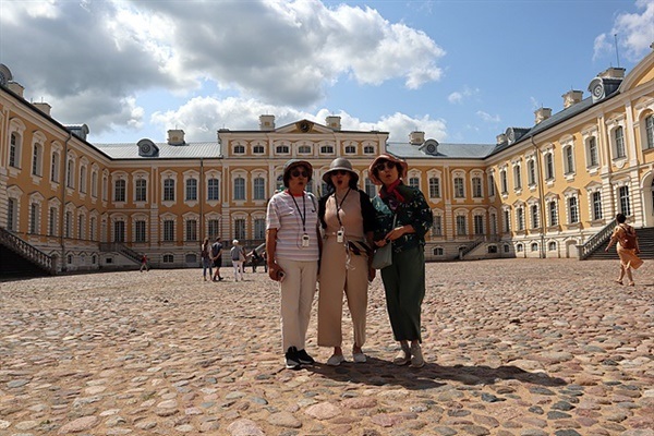 ▲베르사이유 궁전을 벤치마킹해 지은 룬달레 궁전을 구경하고 나온 일행들이 합창을 하며 여행의 기쁨을 즐기고 있다.ⓒ 오문수