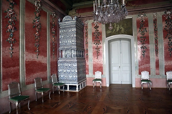 ▲ 룬달레 궁전 내부의 화려한 모습. 구석에 도자기로 만든 난방시설이 보인다. 18세기에 현재와 비슷한 모습의 난로가 있다는 게 놀랍다.ⓒ 오문수