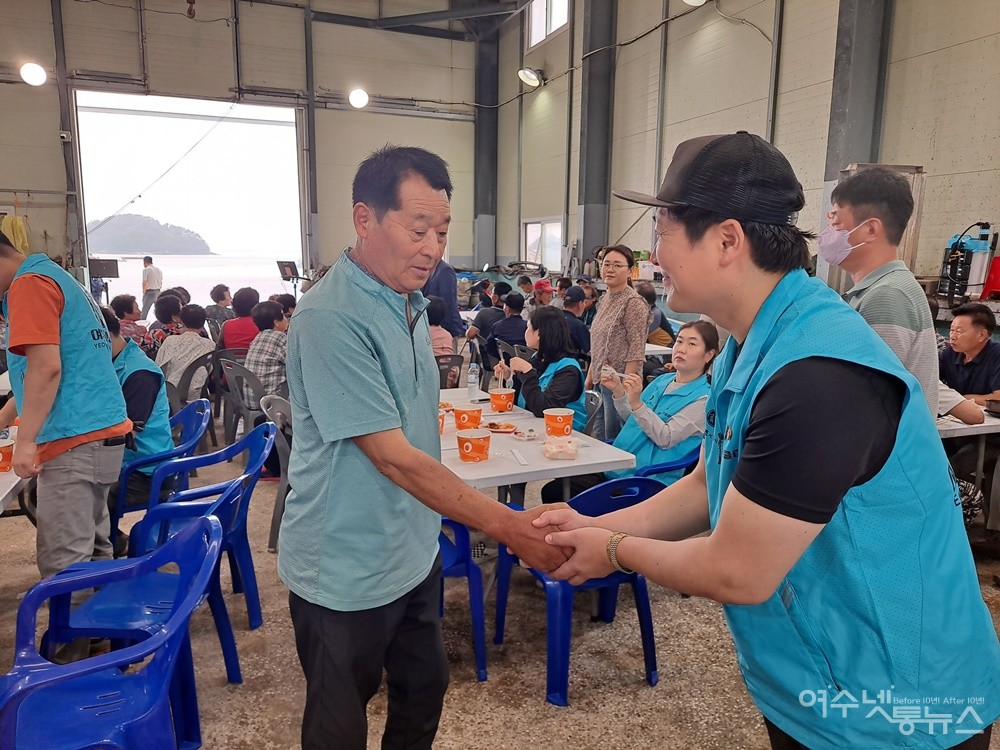 ▲돌산 금천마을 이장 김태성씨가 김태호 우산클럽 회장에게 고마움을 전하고 있다. ⓒ조찬현