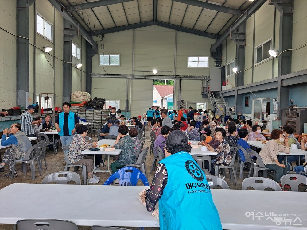 ▲봉사활동을 펼치고 있는 우산클럽 회원들의 발길이 분주하다. ⓒ조찬현