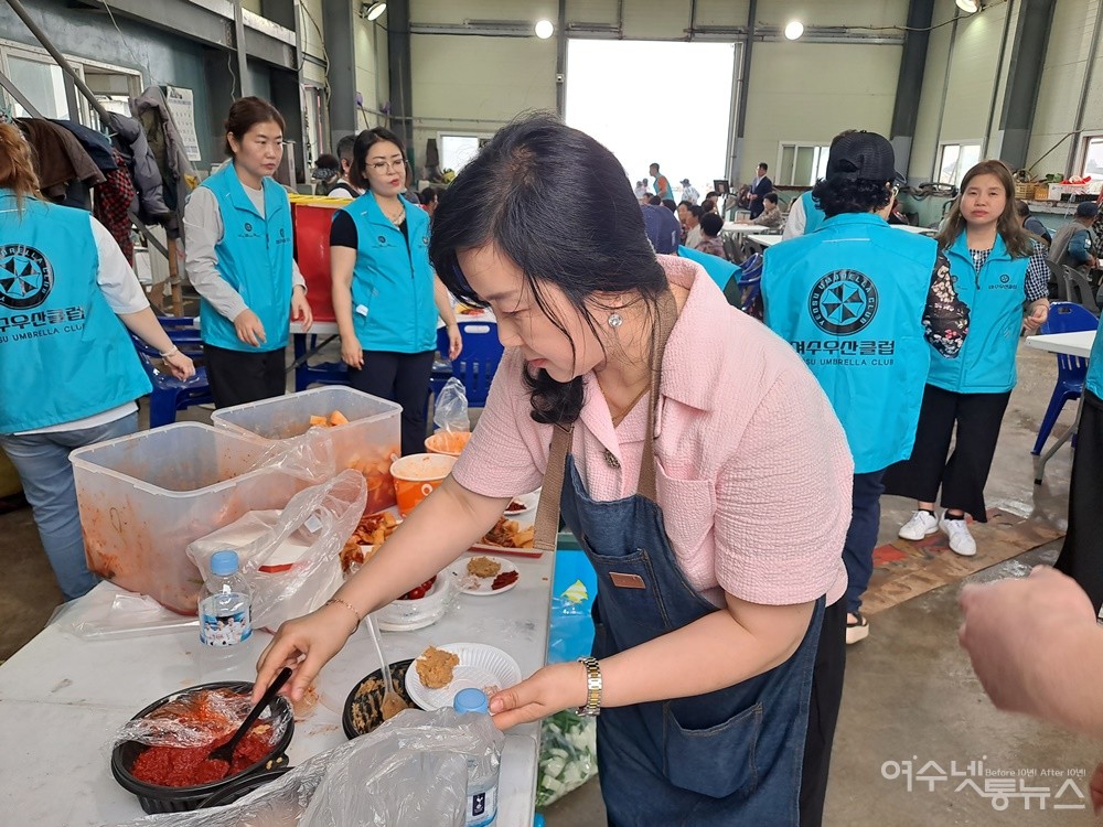 ▲우산클럽과 함께 봉사활동에 나선 금천항 어촌뉴딜300 김은희 사무장이다. ⓒ조찬현