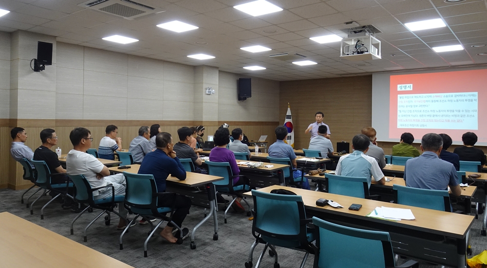 ▲ 여수시민학교 민중교육연구소 이의엽 소장 강의 모습