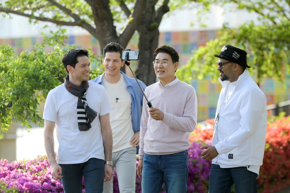 ▲ 노관규 순천시장과 정원박람회 홍보대사 다니엘(독일), 알베르토(이탈리아), 순천시 관게자가 국가정원을 둘러보고 있다.