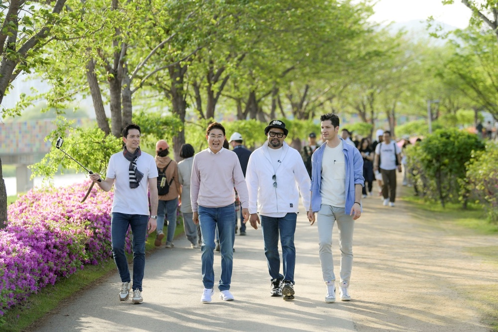 ▲ 노관규 순천시장과 정원박람회 홍보대사 다니엘(독일), 알베르토(이탈리아), 순천시 관게자가 국가정원을 둘러보고 있다.