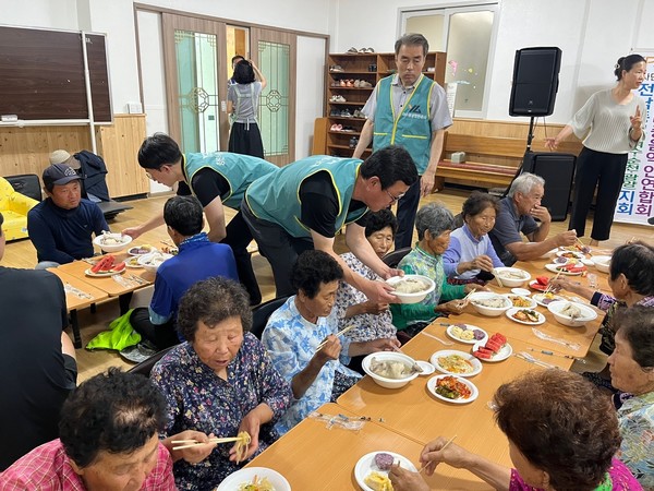▲ 여수광양항만공사 임직원 건강한 여름나기 삼계탕 봉사활동