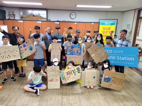 ▲ 여수문수초등학교 재학생과 함께 박스를 재활용한 환경보호 피켓을 만들었다. 