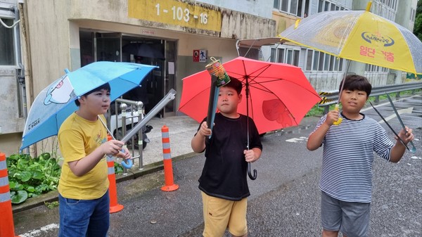 ▲ 문수주공아파트 단지와 여수문수초등학교 인근 환경정화 활동 중이다.