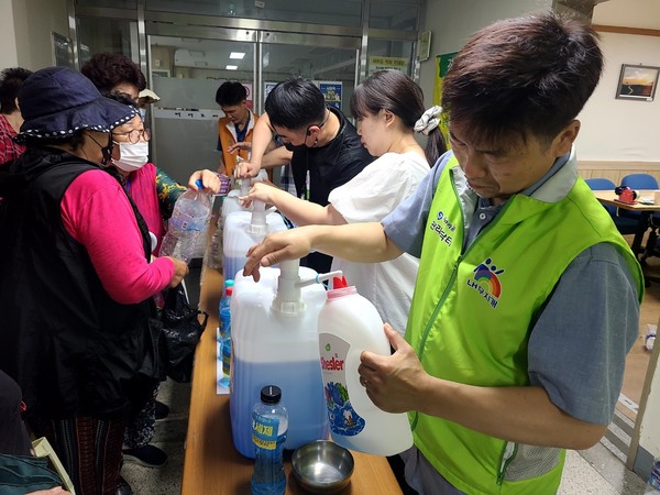 ▲ 지역주민에게 빈용기를 가져오면 세제를 리필해주고 있다.