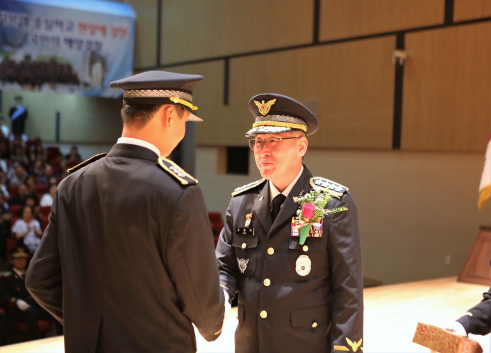 ▲ 상장 수여 후 졸업생을 격려하는 해양경찰청장