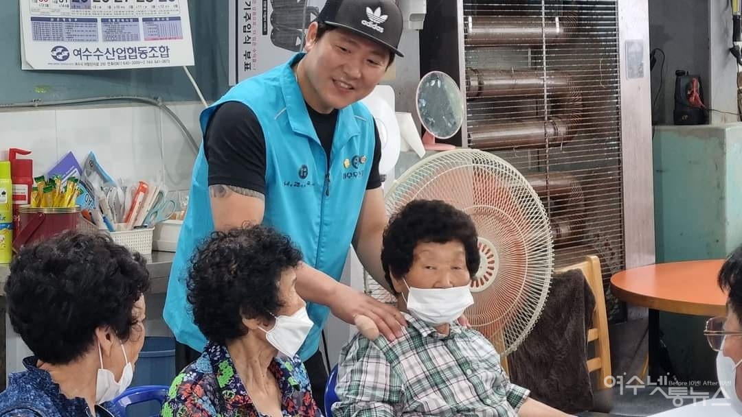 ▲어르신들에게 안마를 해드리고 있는 여수 우산클럽 김태호 회장 ⓒ우산클럽 제공