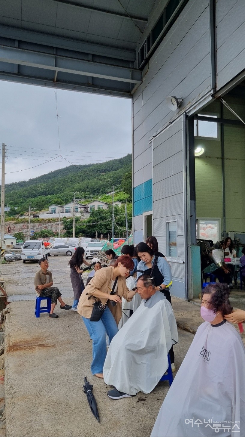 ▲삼이뷰티샵 한승연 원장과 스텝 10여명이 이미용 봉사를 하고 있다. ⓒ우산클럽 제공
