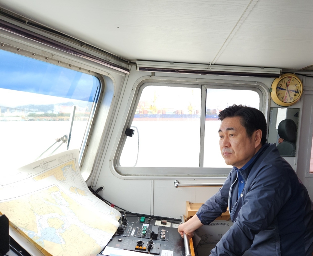 ▲고민관 서장이 해상치안현장을 둘러보고 있다.