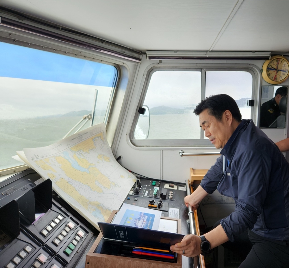 ▲ 고민관 서장이 해상치안현장을 둘러보고 있다.