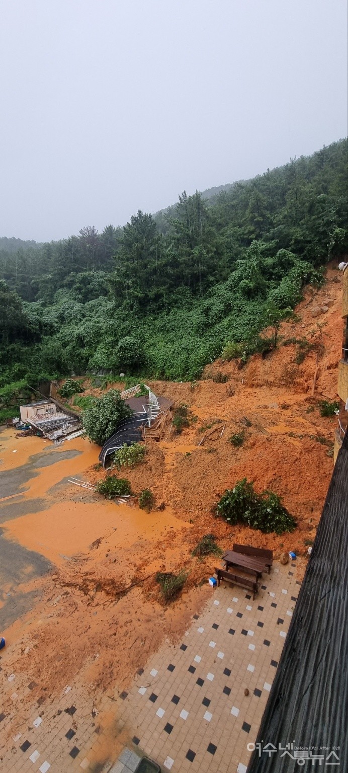 ▲산사태 발생으로 돌산읍 평사리 하얀연꽃요양원 건물 옆 토사가 흘러내려 산책로와 창고 등 일부 시설이 파손됐다. 입소자 54명은 인근 은혜요양병원으로 대피했다. ⓒ여수소방서