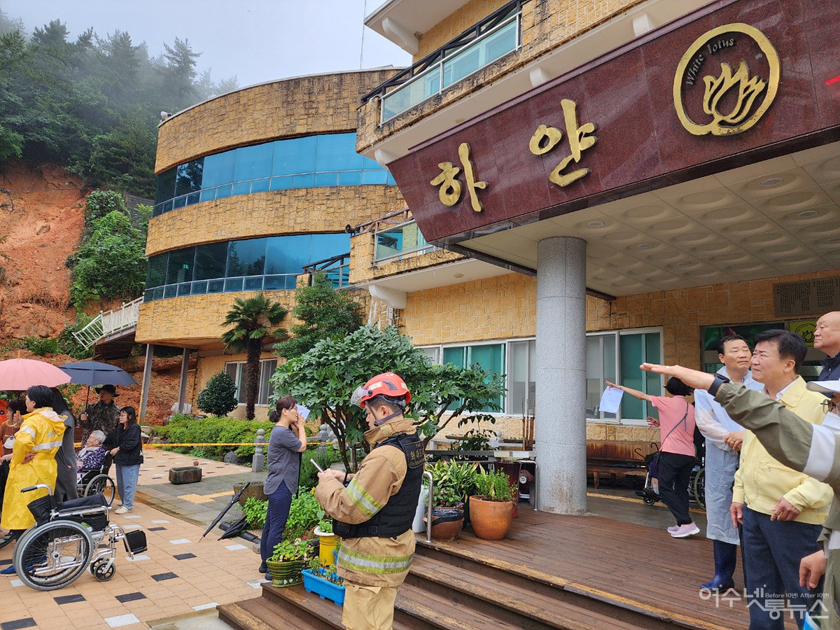 ▲정기명 시장이 하얀연꽃 요양원 산사태 피해현장을 살펴보고 있다. ⓒ여수시청