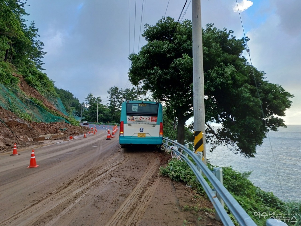 ▲시내버스가 도로 가드레일을 충격 후 벼랑 난간에 위태롭게 걸쳐있다. ⓒ여수소방서