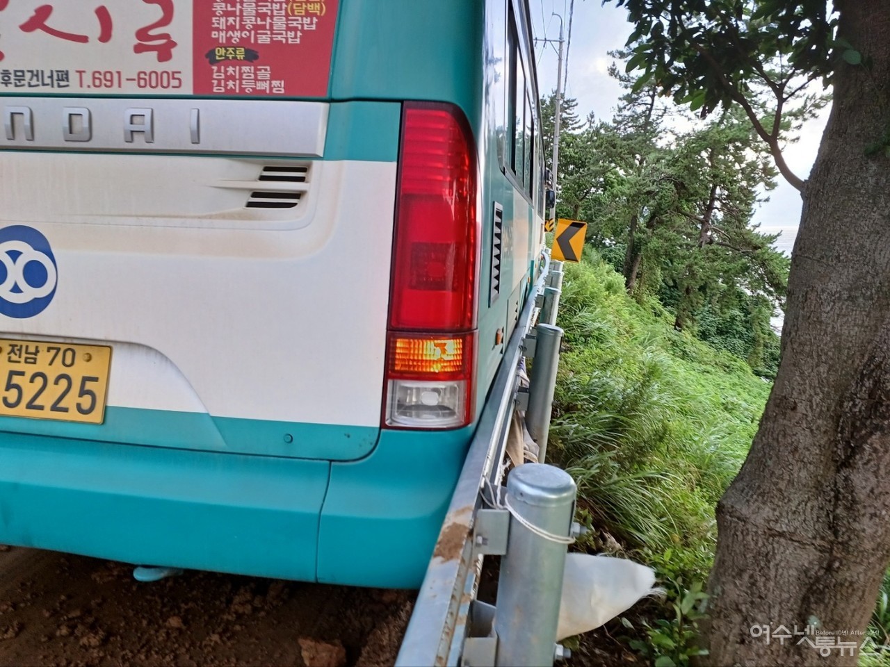 ▲돌산읍 율림리 도로에서 버스가 빗길에 미끌어지면서 발생한 사고로 인해 가드레일에 걸쳐있다. ⓒ여수소방서