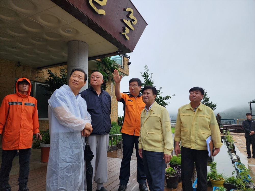 ▲ 하얀연꽃 요양원 산사태 현장을 방문한 정기명 시장과 이광일 도의원, 여수소방서장