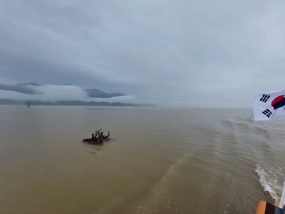 ▲ 여수시 낙포각 앞 해상 폭우로 해상으로 흘러들어온 육상폐기물