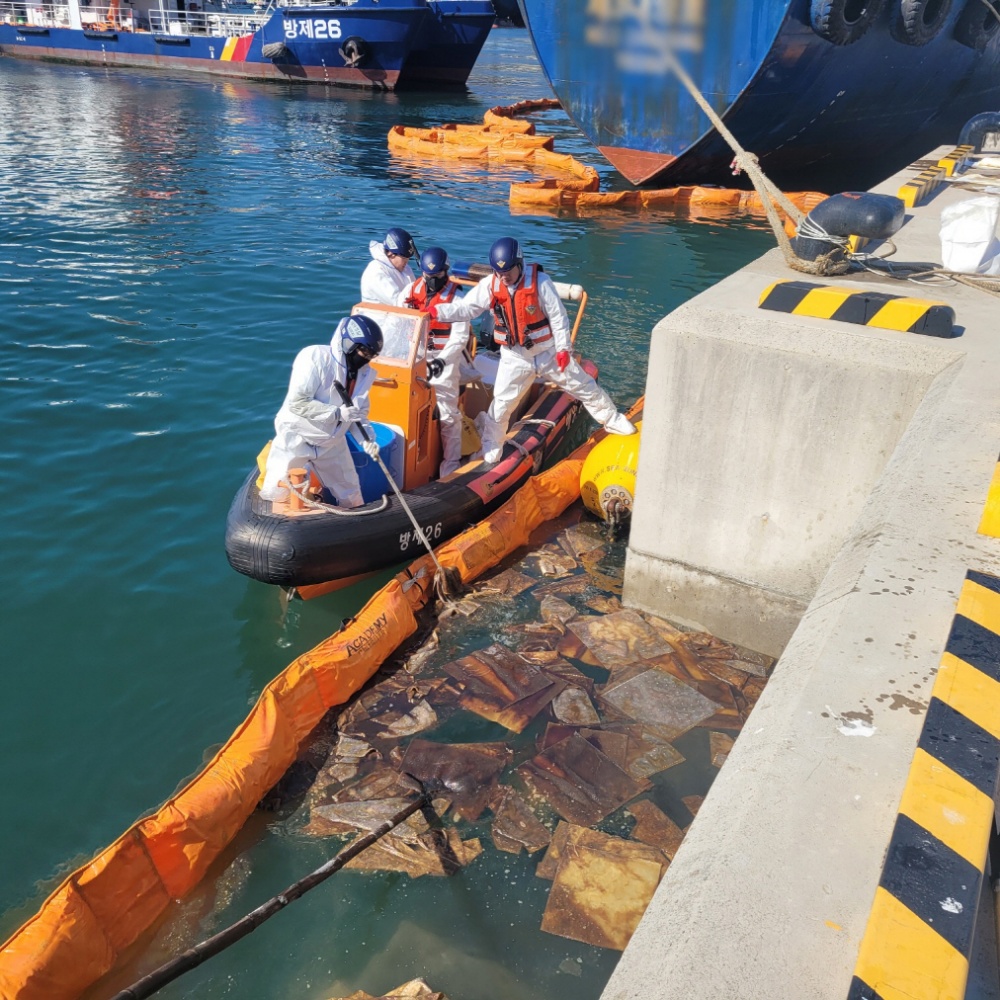 ▲ 해양오염 방제작업 현장