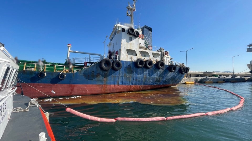 ▲ 해양오염 방제작업 현장