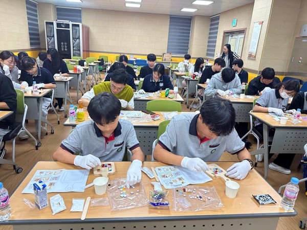 ▲  '지키미’ 씨글라스를 활용한 물품 만들기