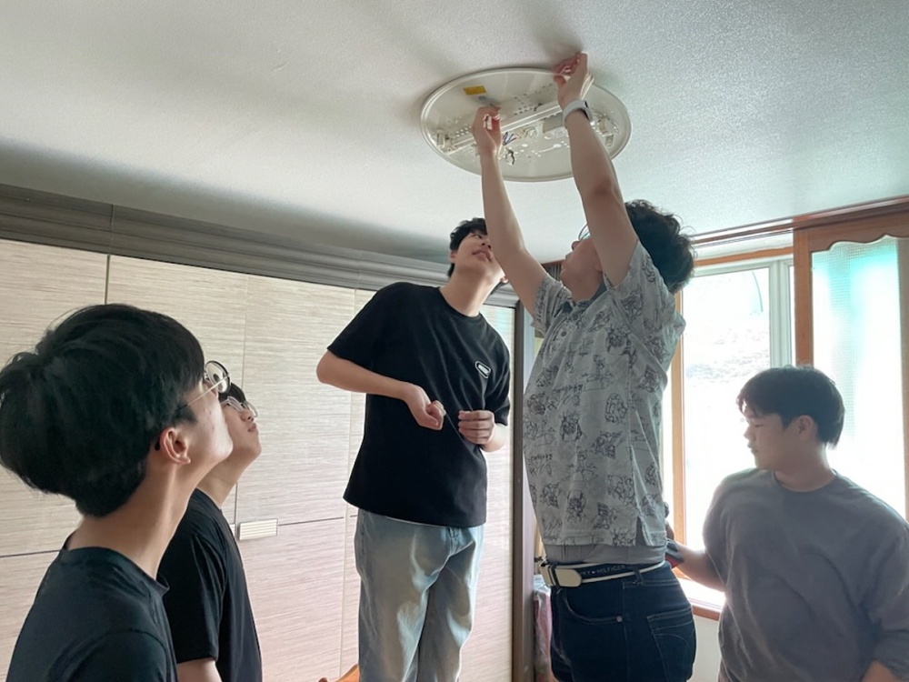 ▲ 여수공고 교사와 재학생이 주거환경개선 봉사활동을 펼쳤다