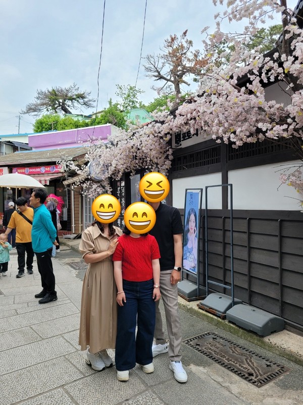 ▲여수시장애인단기거주시설 이용자 가족이 산림자원연구소에서 사진을 찍고 있다. ⓒ여수시장애인단기거주시설