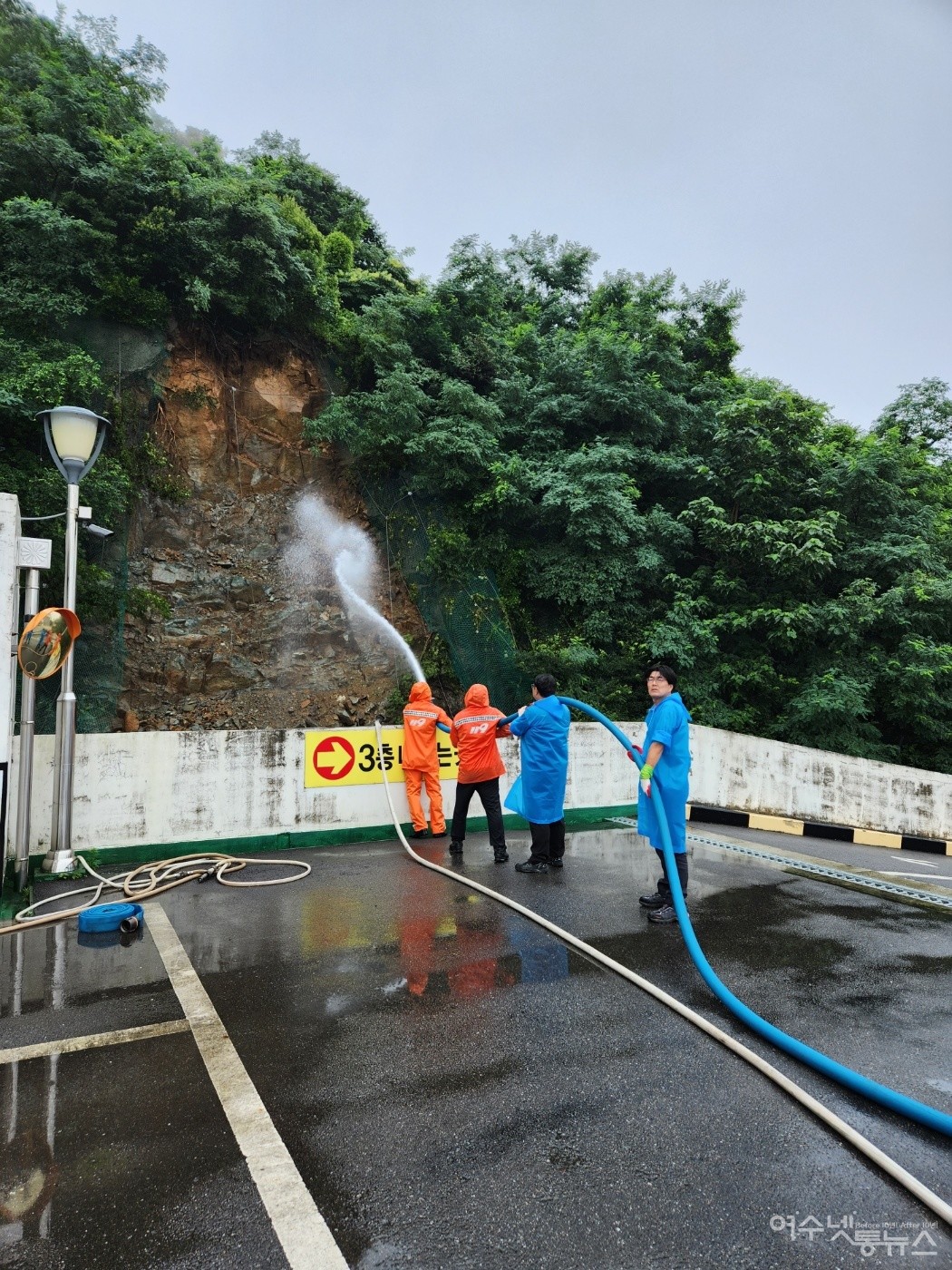 ▲현장에 출동한 여수 소방서 대원이 안전조치를 취하고 있다. ⓒ여수소방서