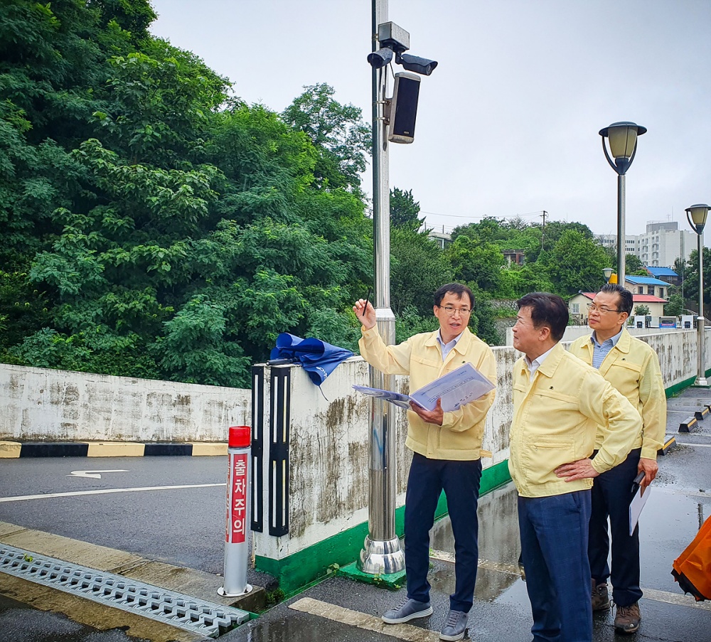 ▲ 돌산과 수정동 수해현장 방문한 정기명 시장