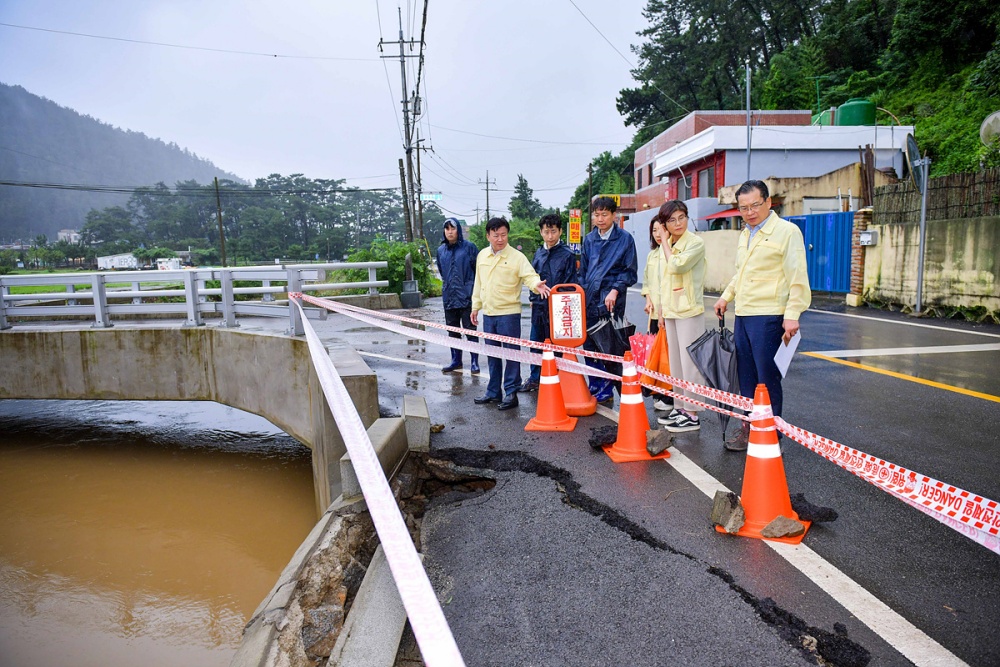 ▲돌산과 수정동 수해현장 방문한 정기명 시장