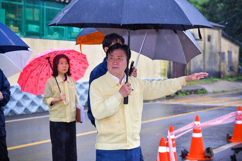 ▲ 돌산과 수정동 수해현장 방문한 정기명 시장