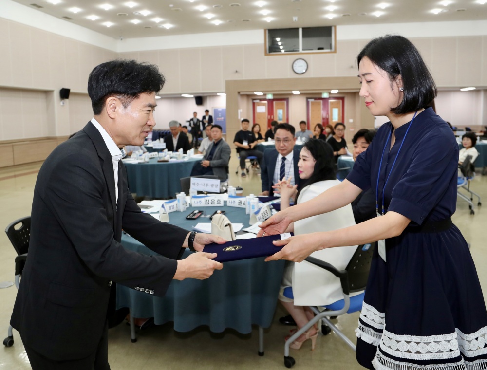 ▲김대중 전남교육감이 위원에게 위촉장을 전달하고 있다. 